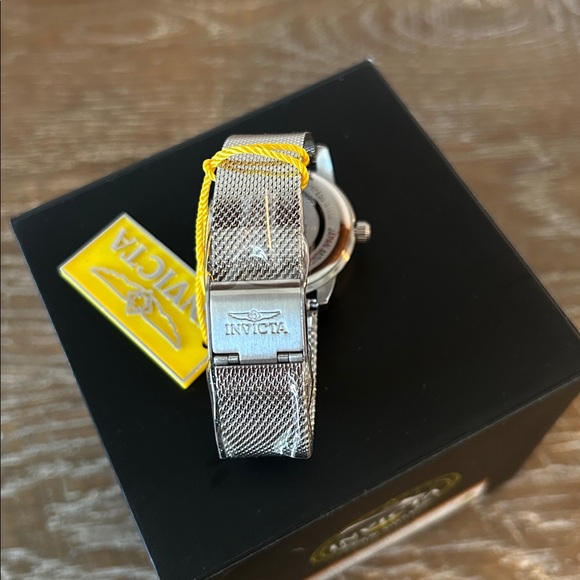 Invicta women’s Pink Dial with Silver Mesh Band Watch - Picture 3 of 6